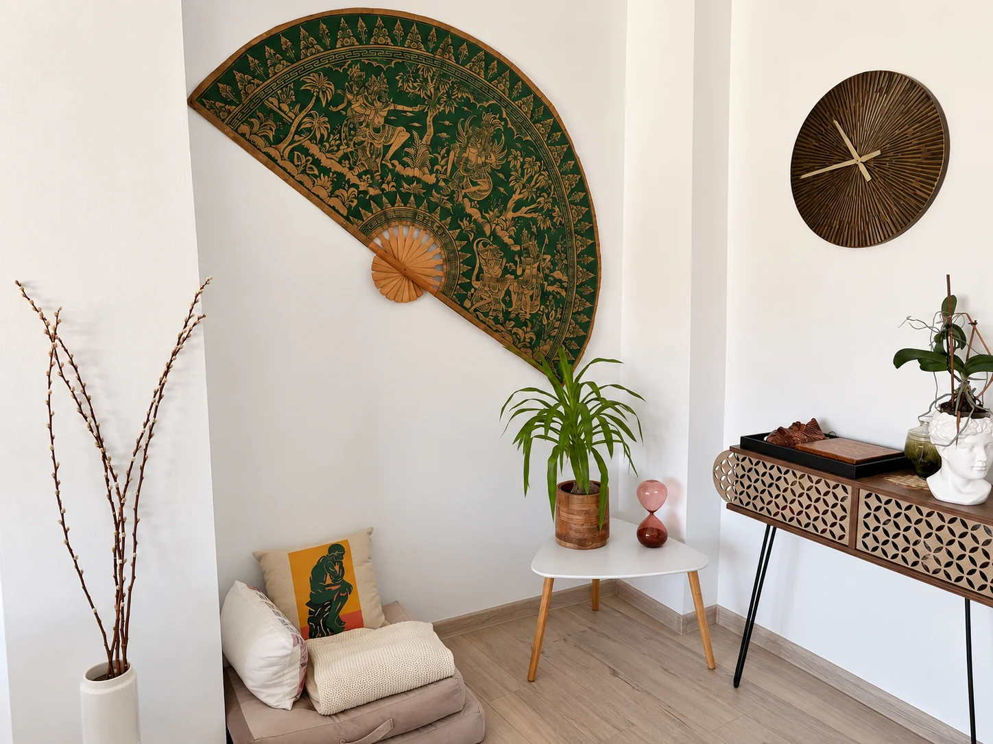 Colț liniștit cu plante și detalii decorative în cabinet